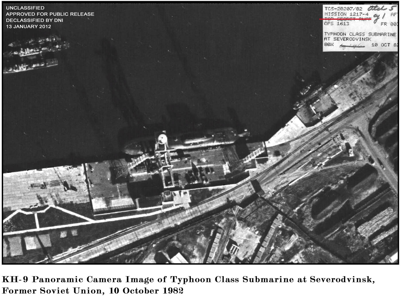 Un Typhoon à Severodvinsk vu par le satellite KH-9 HEXAGON, 10 octobre 1982 (NRO, déclassifié en 2012 — domaine public).