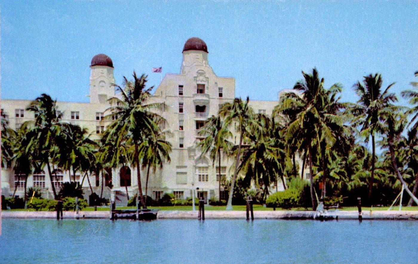Mount Sinai Hospital, Miami Beach — carte postale, 1953 (Curt Teich &amp; Co. — domaine public). L'hôpital dont Brian Weiss était chef du service de psychiatrie.