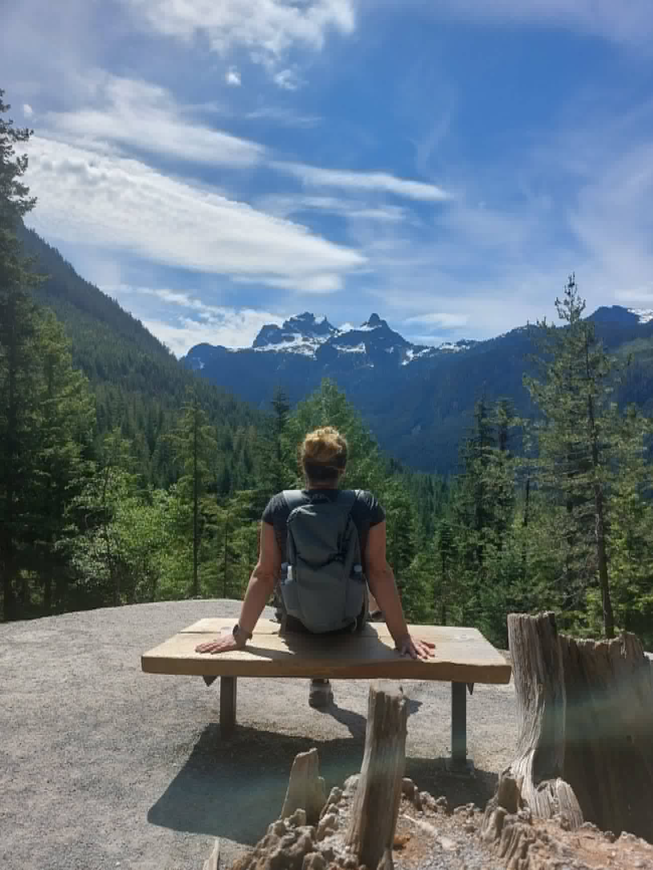 Josée à Squamish, face aux sommets — c'est là que tout a commencé : « comme si les montagnes elles-mêmes étaient en train de chanter »